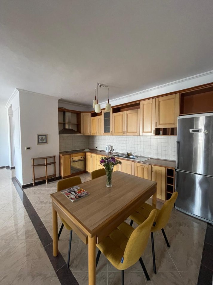 Tirane, jepet me qera apartament 2+1 Kati 8, 145 m² 800 €