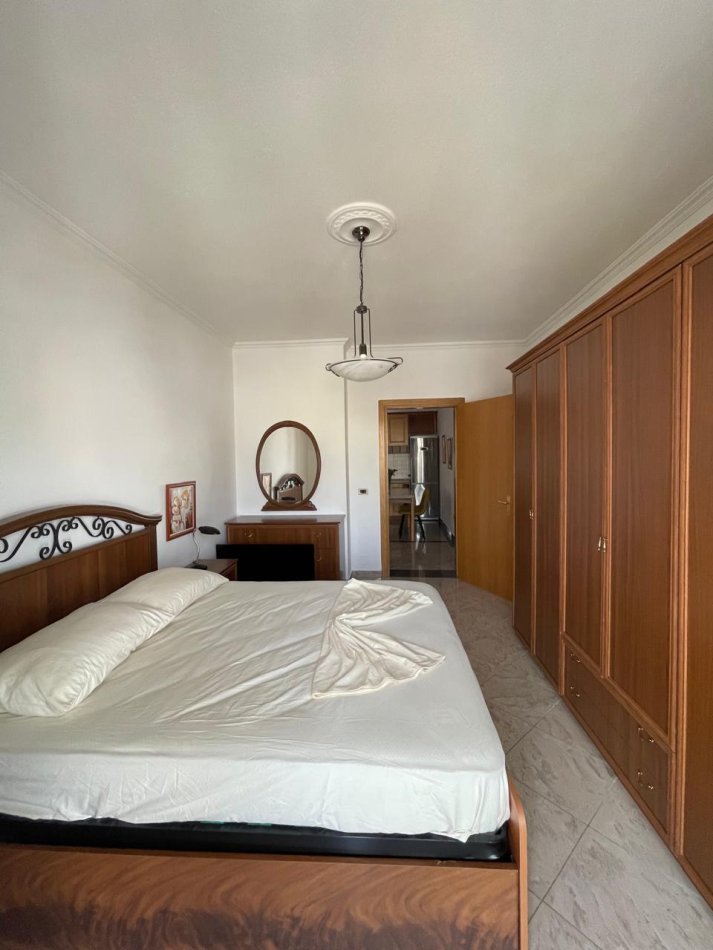 Tirane, jepet me qera apartament 2+1 Kati 8, 145 m² 800 €