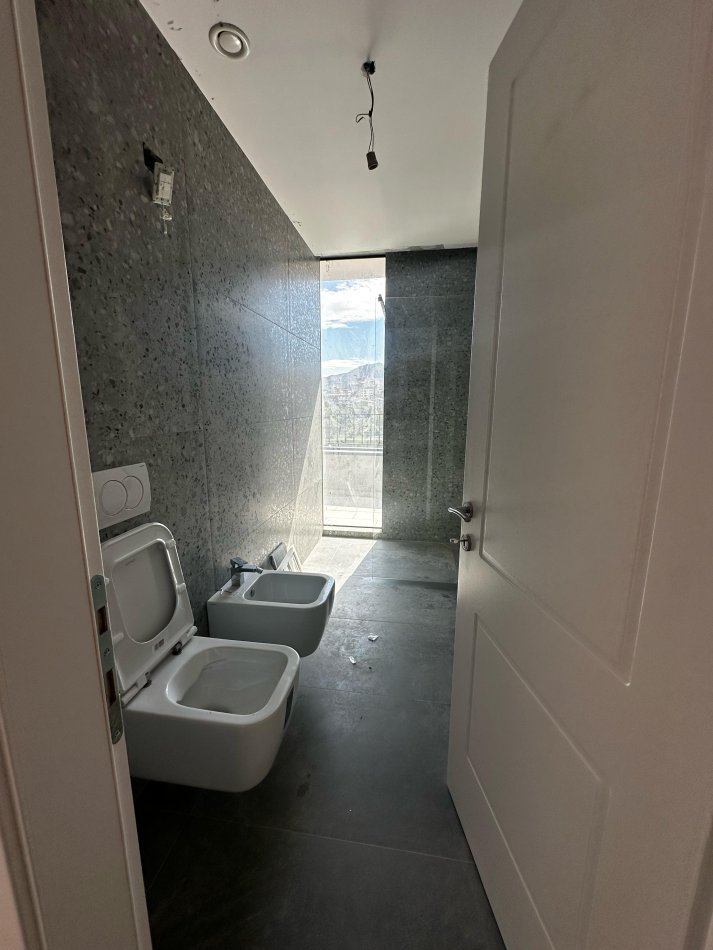 Tirane, jap me qera zyre Kati 6, 190 m² 2.500 € (Rruga Kristo Luarasi)