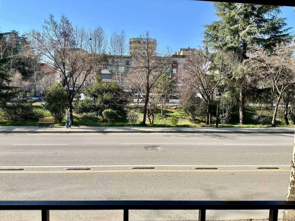 Tirane, jepet me qera dyqan buze rruges kryesore 25 m² 500 € (rruga e Elbasanit)