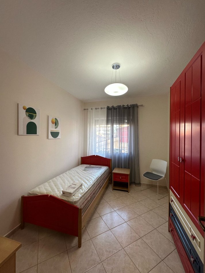 Tirane, jepet me qera apartament 2+1+Ballkon Kati 4, 100 m² 750 € (komuna parisit)