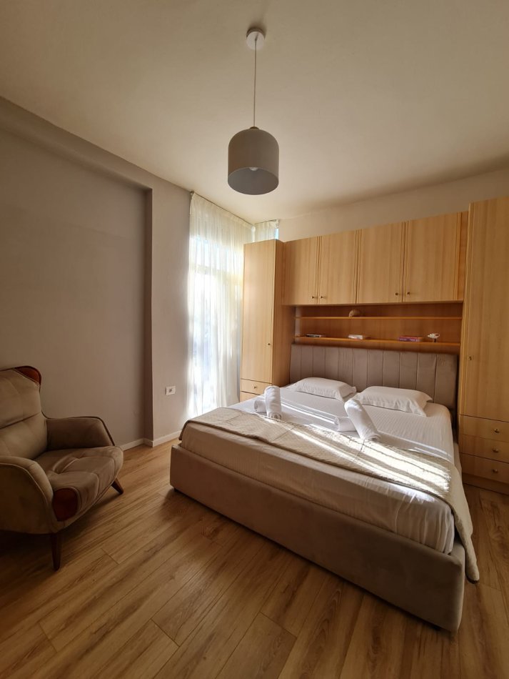 Tirane, jepet me qera apartament 1+1+Ballkon Kati 2, 67 m² 600 € (Bllok)