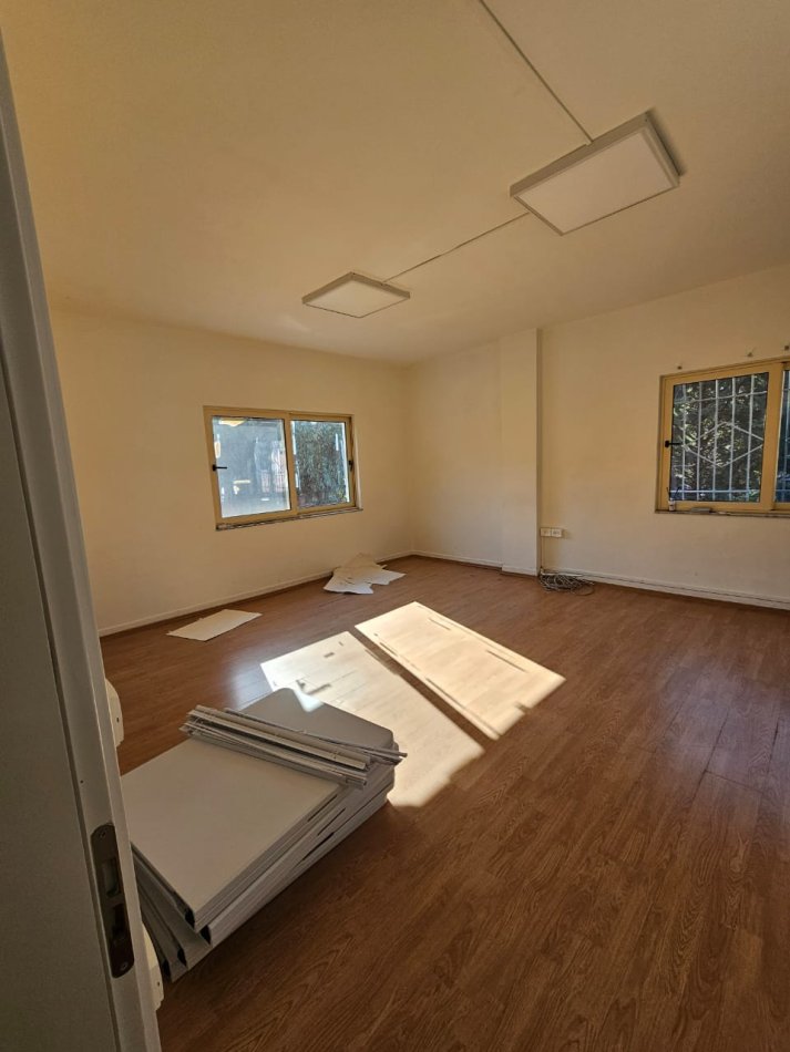 Tirane, jepet me qera zyre Kati 2, 150 m² 1.500 € (komuna e parisit)