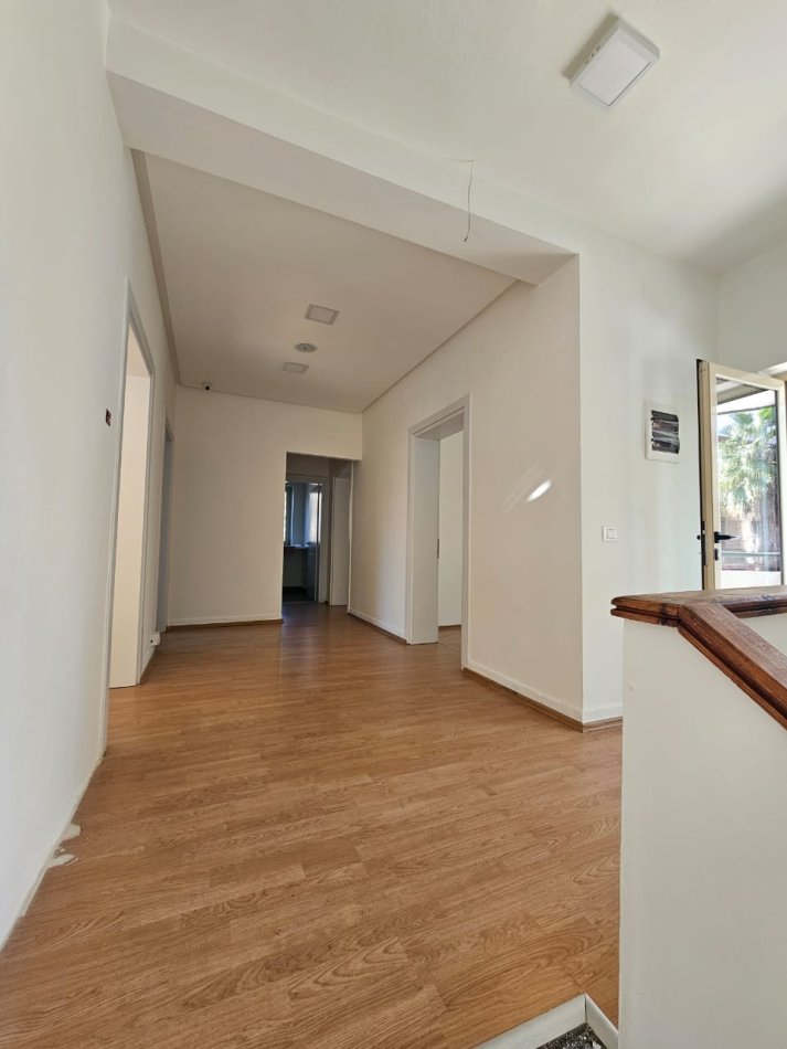 Tirane, jepet me qera zyre Kati 2, 150 m² 1.500 € (komuna e parisit)