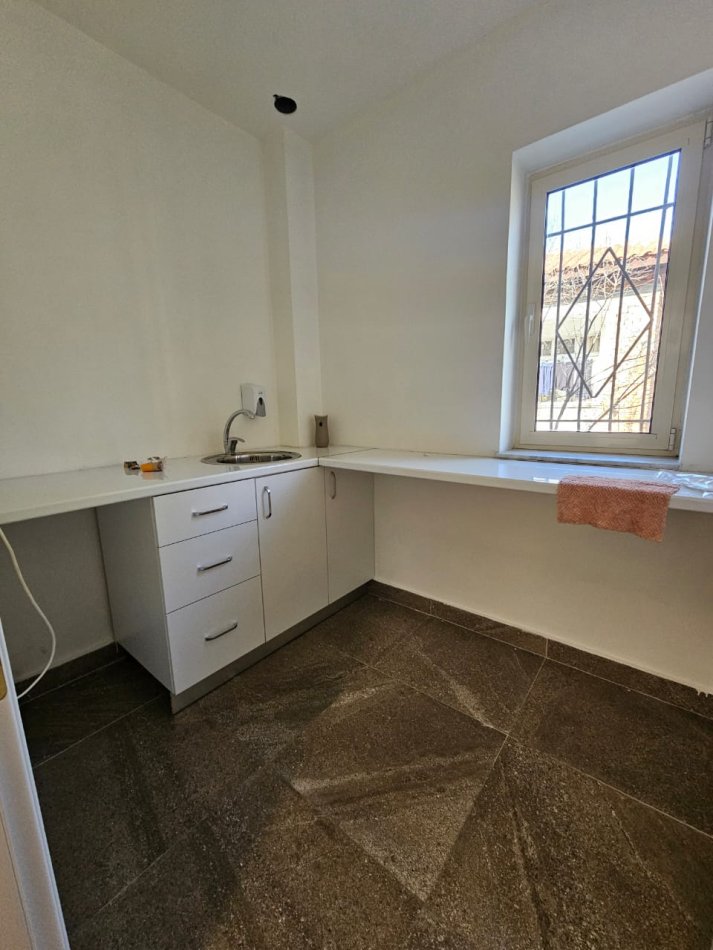 Tirane, jepet me qera zyre Kati 2, 150 m² 1.500 € (komuna e parisit)