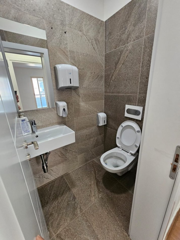 Tirane, jepet me qera zyre Kati 2, 150 m² 1.500 € (komuna e parisit)