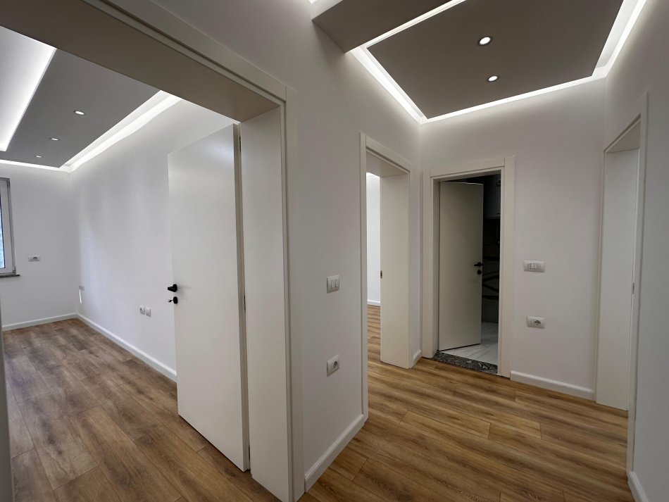 Tirane, jap me qera zyre Kati 3, 104 m² 1.100 € (Rruga Mine Peza)