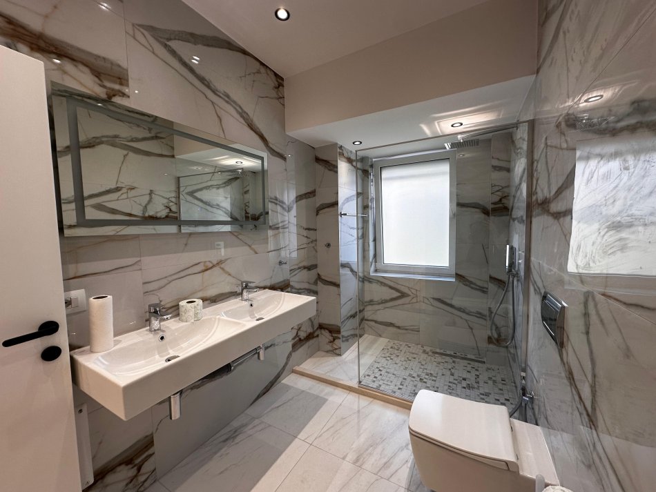 Tirane, jap me qera zyre Kati 3, 104 m² 1.100 € (Rruga Mine Peza)