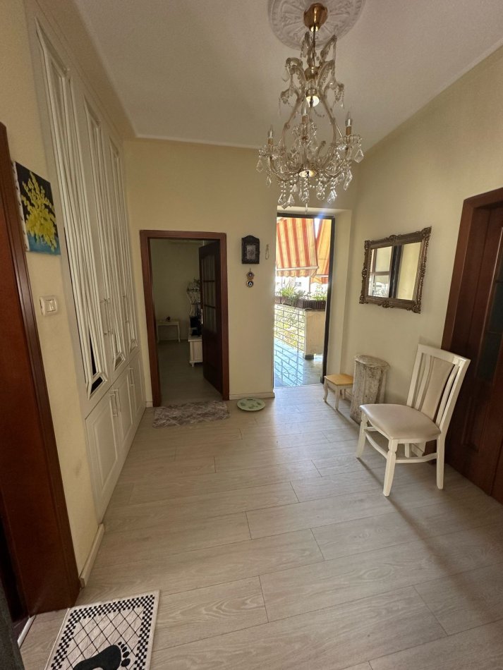 Durres, jepet me qera apartament 2+1+Ballkon Kati 3, 75 m² 450 € (Rruga Aleksander Goga)