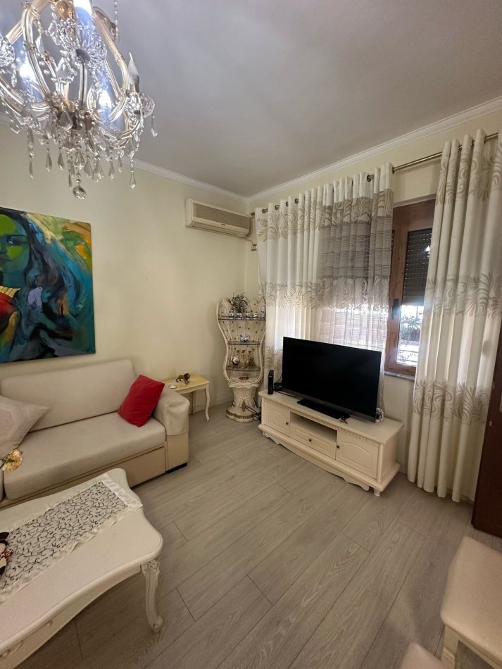 Durres, jepet me qera apartament 2+1+Ballkon Kati 3, 75 m² 450 € (Rruga Aleksander Goga)