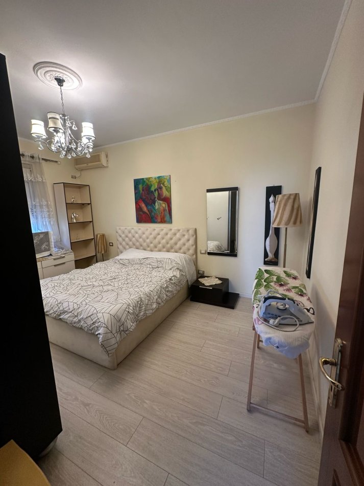 Durres, jepet me qera apartament 2+1+Ballkon Kati 3, 75 m² 450 € (Rruga Aleksander Goga)