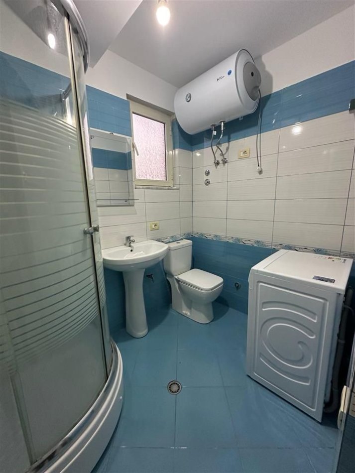 Tirane, jepet me qera apartament 1+1 Kati 5, 50 m² 450 € (Rruga Muzaket)
