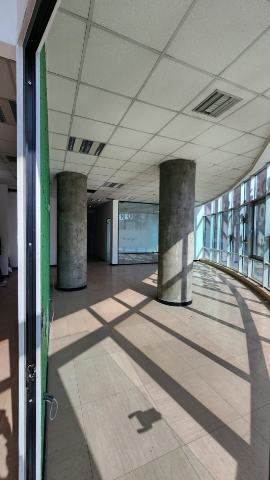 Tirane, jepet me qera zyre Kati 1, 210 m² 2.300 € (Pallati me shigjeta)