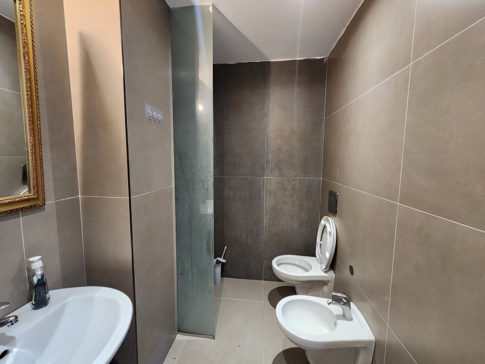 Tirane, jepet me qera apartament 1+1 Kati 1, 74 m² 420 € (Rr. Bill Klinton)