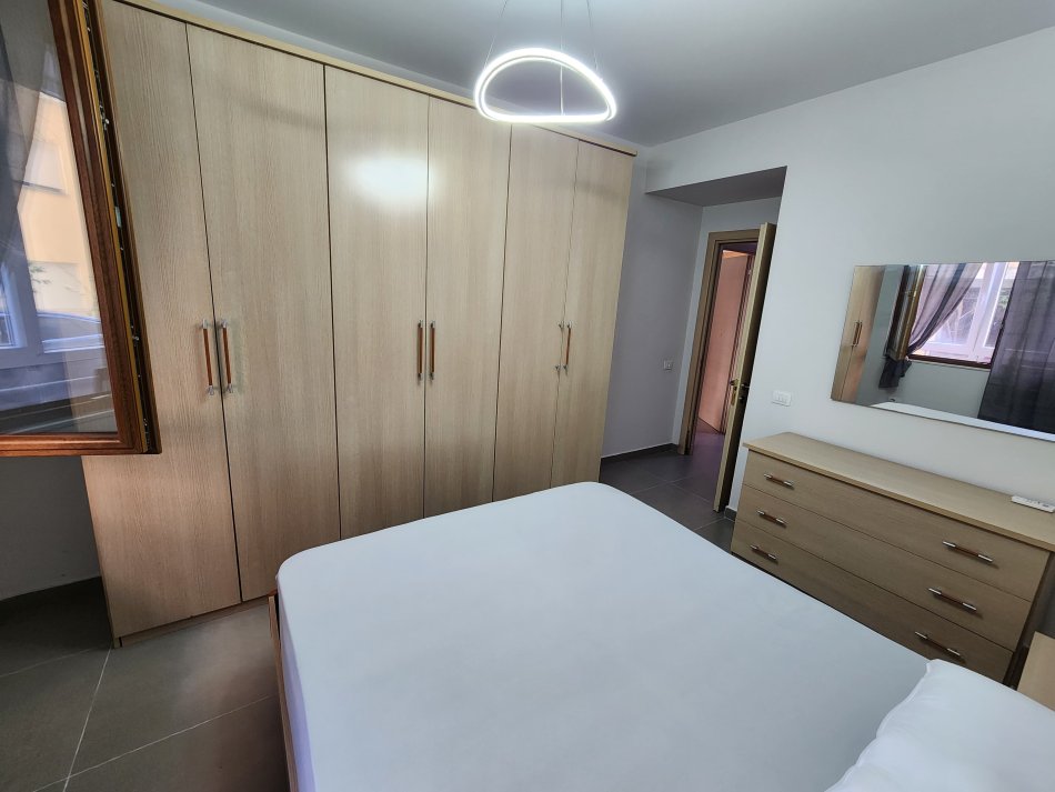 Tirane, jepet me qera apartament 1+1 Kati 1, 74 m² 420 € (Rr. Bill Klinton)