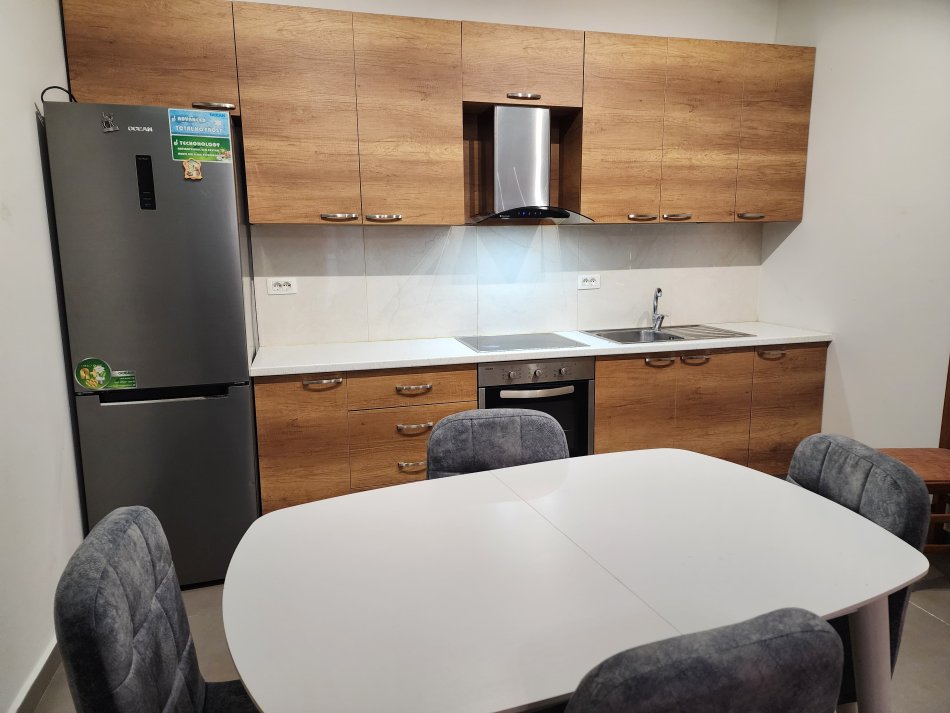 Tirane, jepet me qera apartament 1+1 Kati 1, 74 m² 420 € (Rr. Bill Klinton)