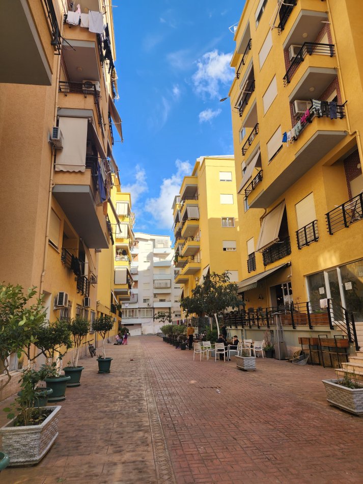 Tirane, jepet me qera apartament 1+1 Kati 1, 74 m² 420 € (Rr. Bill Klinton)
