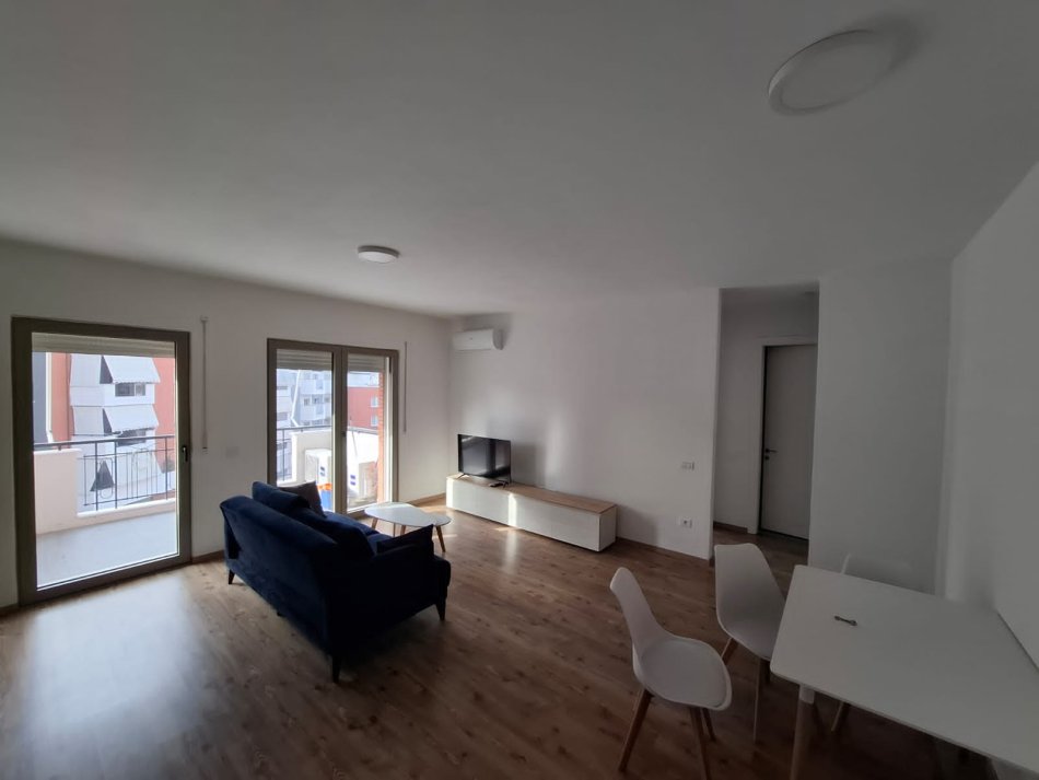 Tirane, jepet me qera apartament 1+1+Ballkon Kati 6, 65 m² 600 € 
