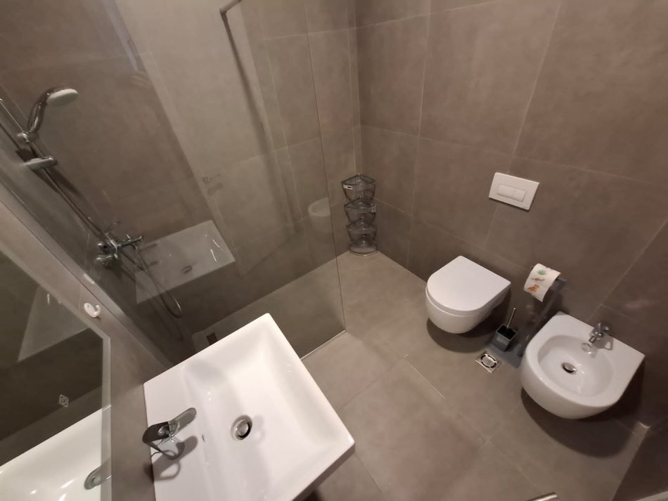 Tirane, jepet me qera apartament 1+1+Ballkon Kati 6, 65 m² 600 € 
