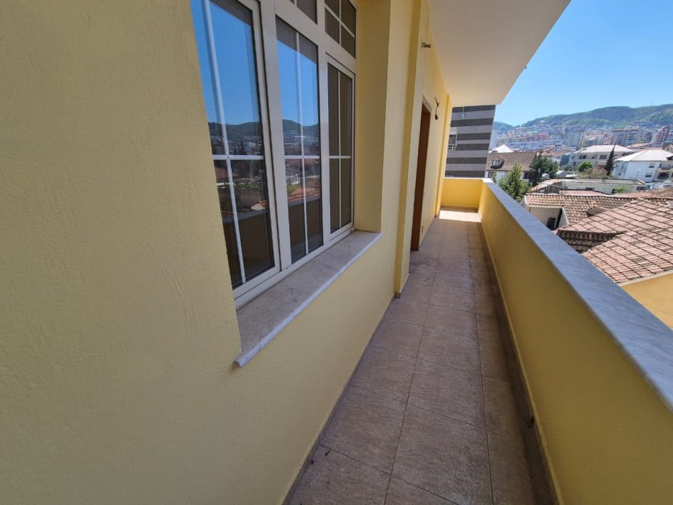 Tirane, shitet 5+1 Kati 3, 165 m² 260.000 € (Komuna e Parisit)