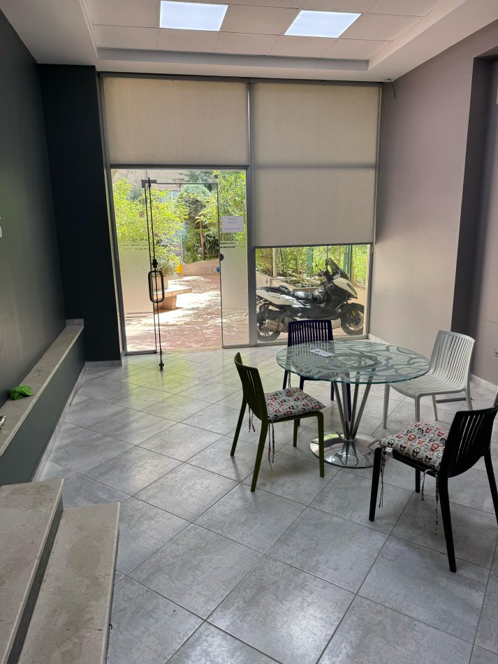 Tirane, shitet / jepet me qera ambjent biznesi Kati 0, 80 m² (Rruga Xhanfize Keko)