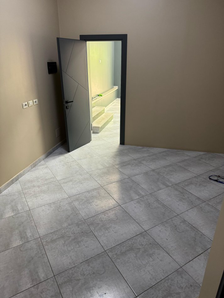 Tirane, shitet / jepet me qera ambjent biznesi Kati 0, 80 m² (Rruga Xhanfize Keko)
