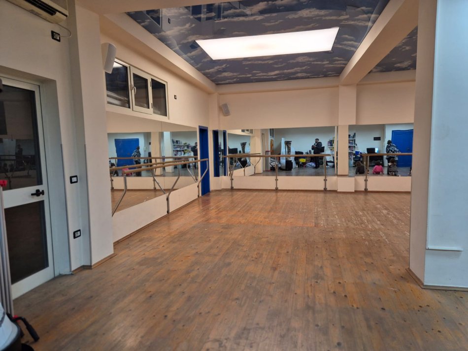 Tirane, jepet me qera ambjent biznesi Kati 0, 160 m² 1.300 € (Rruga e Durresit)