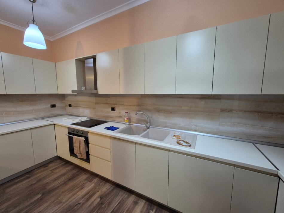 Tirane, jepet me qera apartament 2+1 Kati 2, 150 m² 2.000 € (Rruga e Kavajes)