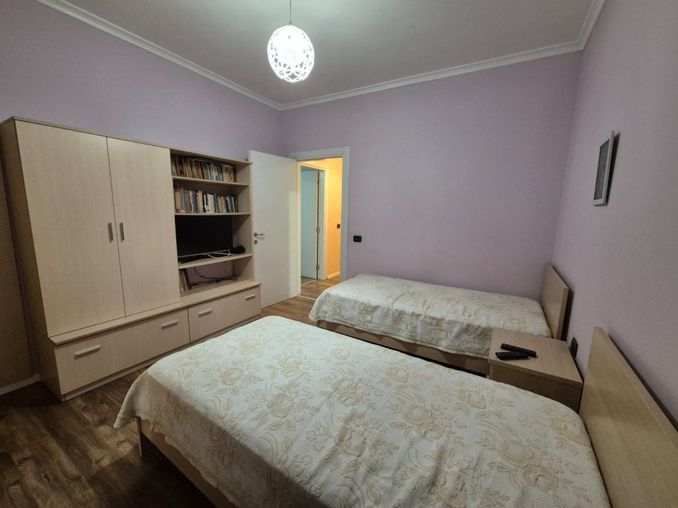 Tirane, jepet me qera apartament 2+1 Kati 2, 150 m² 2.000 € (Rruga e Kavajes)