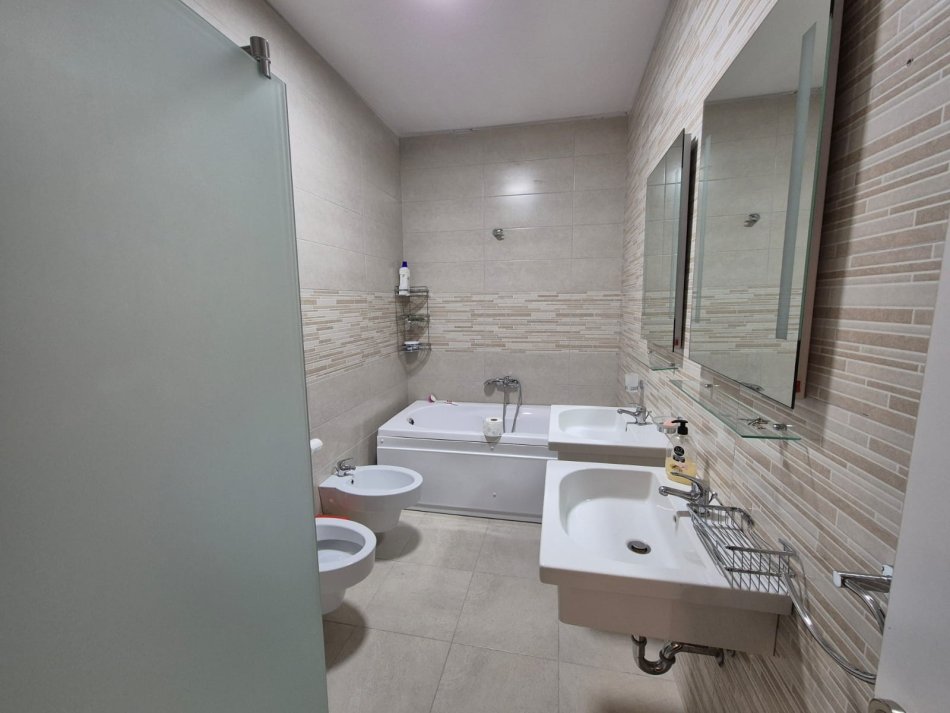 Tirane, jepet me qera apartament 2+1 Kati 2, 150 m² 2.000 € (Rruga e Kavajes)