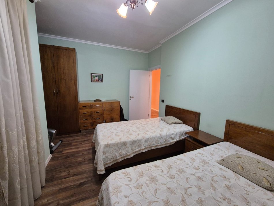 Tirane, jepet me qera apartament 2+1 Kati 2, 150 m² 2.000 € (Rruga e Kavajes)