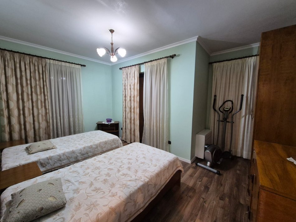 Tirane, jepet me qera apartament 2+1 Kati 2, 150 m² 2.000 € (Rruga e Kavajes)