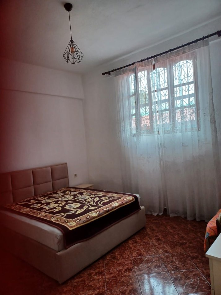 Tirane, jepet me qera apartament 1+1 Kati 1, 50 m² 350 € (laprak)