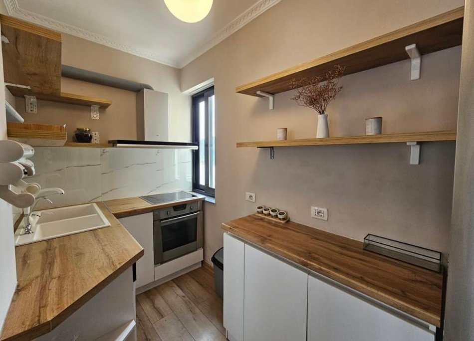 Tirane, jepet me qera apartament 2+1 Kati 11, 92 m² 1.350 € (Rr.kosovareve)
