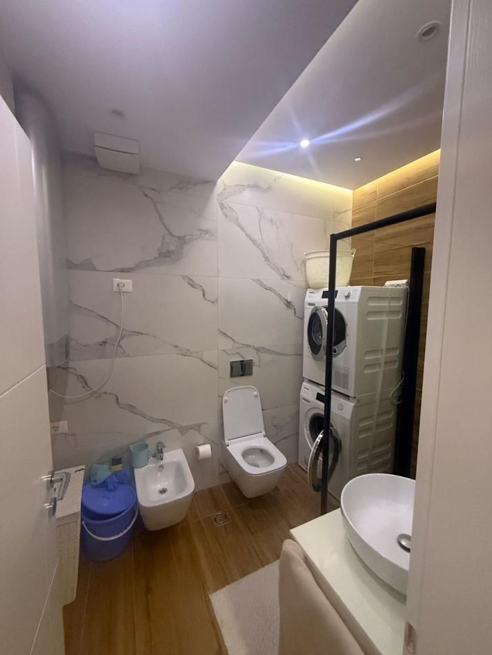 Tirane, shitet apartament 3+1+Ballkon Kati 3, 133 m² 320.000 € (liqeni i that)
