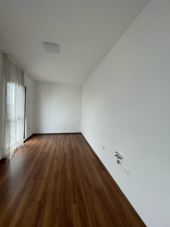 Tirane, jepet me qera ambjent biznesi Kati 11, 30 m² 350 € 