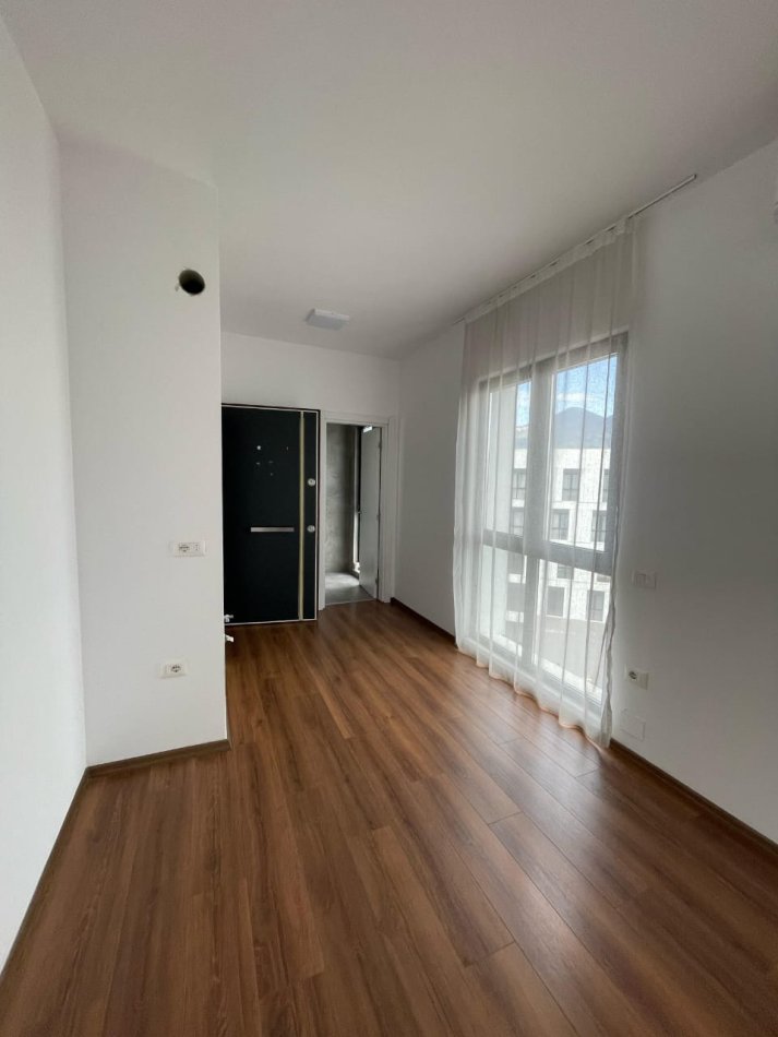 Tirane, jepet me qera ambjent biznesi Kati 11, 30 m² 350 € 