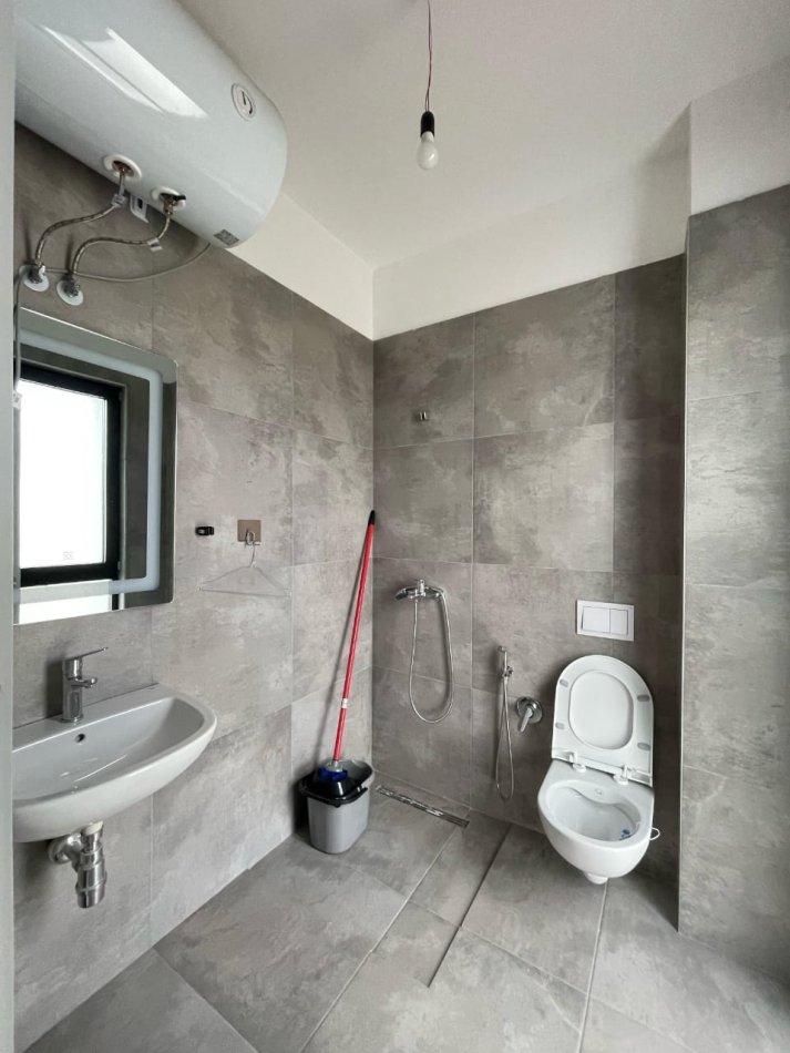 Tirane, jepet me qera ambjent biznesi Kati 11, 30 m² 350 € 