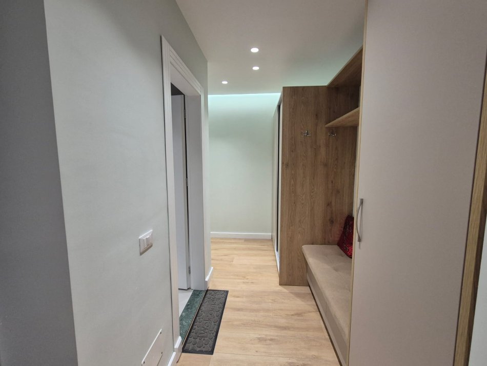 Tirane, jepet me qera apartament 1+1+Ballkon Kati 2, 65 m² 750 € (Komuna e Parisit)
