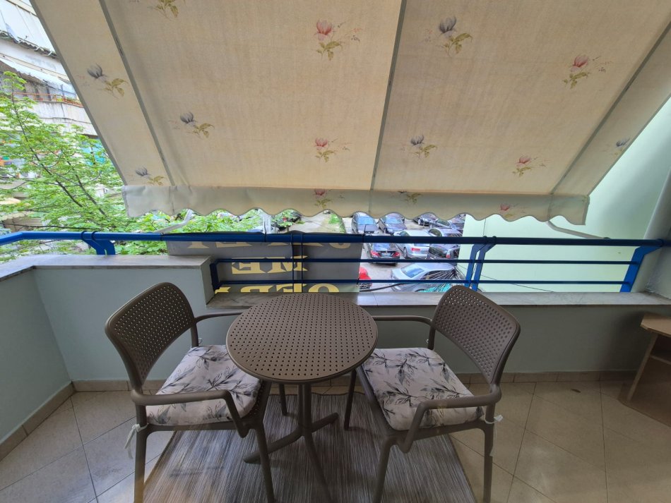 Tirane, jepet me qera apartament 1+1+Ballkon Kati 2, 65 m² 750 € (Komuna e Parisit)