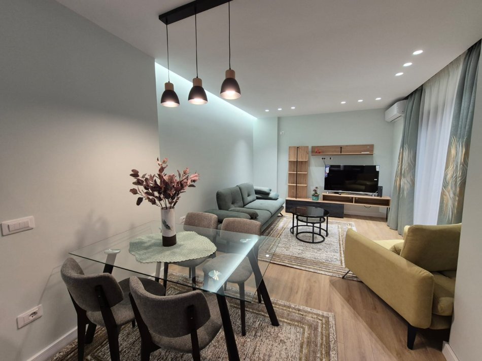 Tirane, jepet me qera apartament 1+1+Ballkon Kati 2, 65 m² 750 € (Komuna e Parisit)