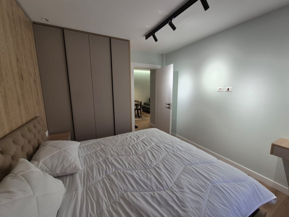 Tirane, jepet me qera apartament 1+1+Ballkon Kati 2, 65 m² 750 € (Komuna e Parisit)