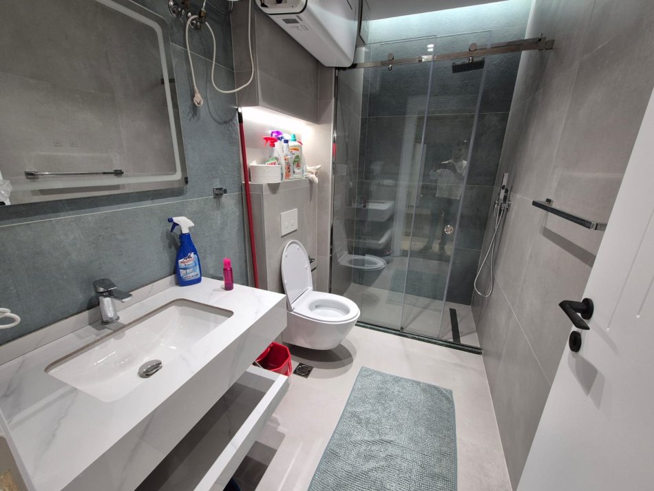 Tirane, jepet me qera apartament 1+1+Ballkon Kati 2, 65 m² 750 € (Komuna e Parisit)
