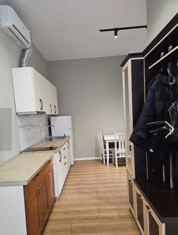 Tirane, jepet me qera apartament 1+1+Ballkon Kati 1, 40 m² 350 € (spitali qsut)