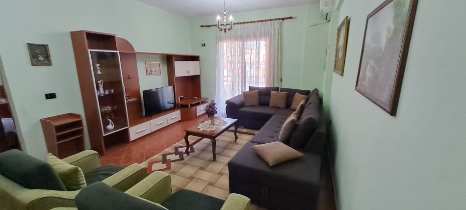 Tirane, jepet me qera apartament 2+1+Ballkon Kati 2, 90 m² 650 € (Rr Kavajes)