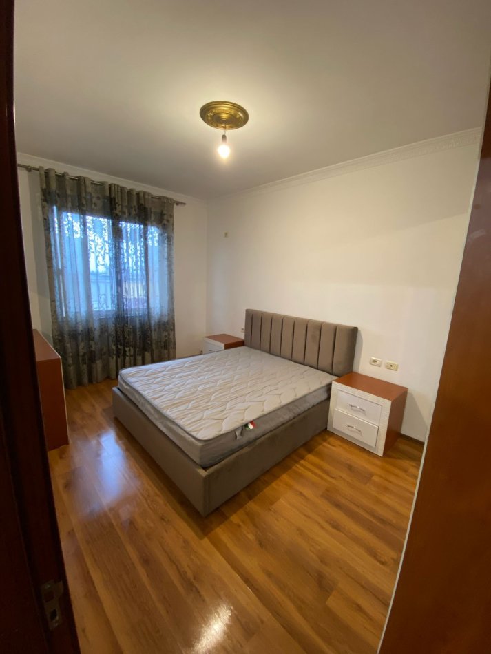 Tirane, jepet me qera apartament 1+1 Kati 8, 60 m² 450 € (astir)