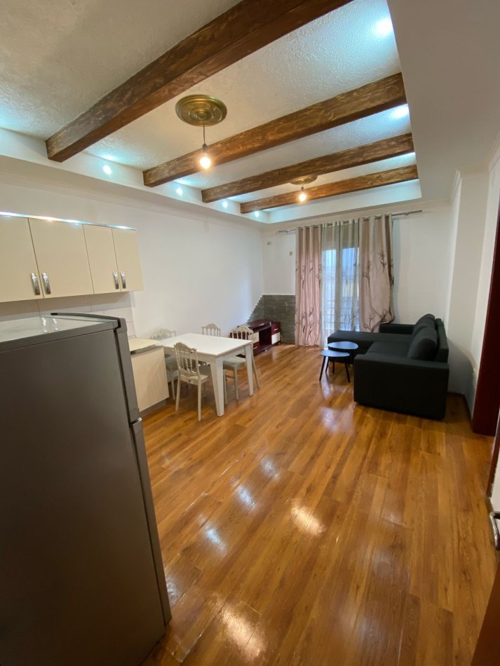 Tirane, jepet me qera 1+1 Kati 8, 60 m² 450 € (LONI LIGORI)