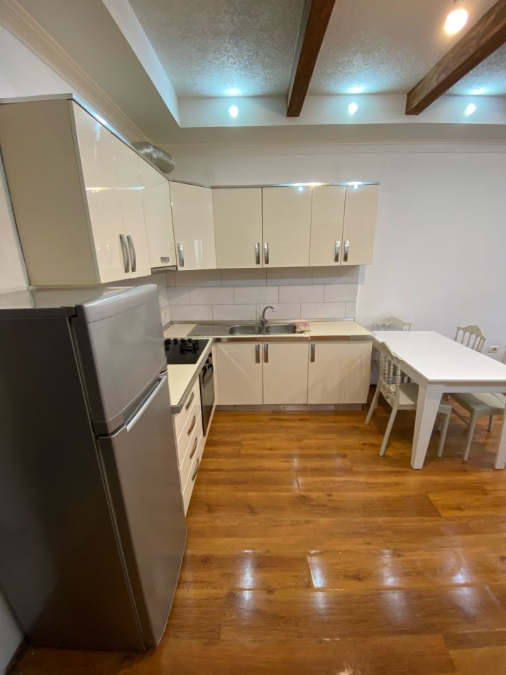 Tirane, jepet me qera apartament 1+1 Kati 8, 60 m² 450 € (astir)