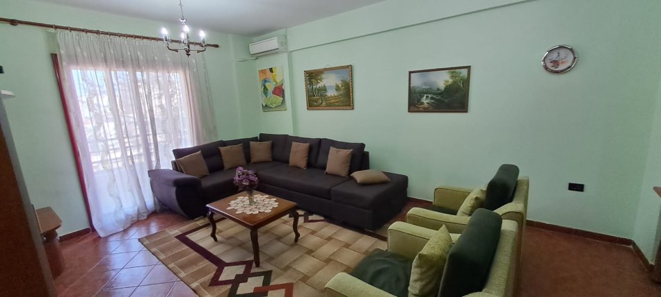 Tirane, jepet me qera apartament 2+1+Ballkon Kati 4, 90 m² 650 € (Rruga e Kavajes)