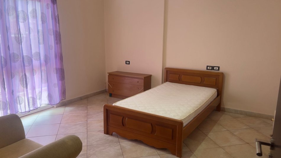 Tirane, jepet me qera shtepi 1+1 Kati 1, 100 m² 500 € (ali demi)